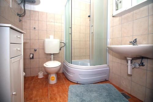 ห้องน้ำของ Apartments by the sea Tisno, Murter - 5136