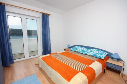 Postel nebo postele na pokoji v ubytování Apartments with a parking space Kampor, Rab - 5018