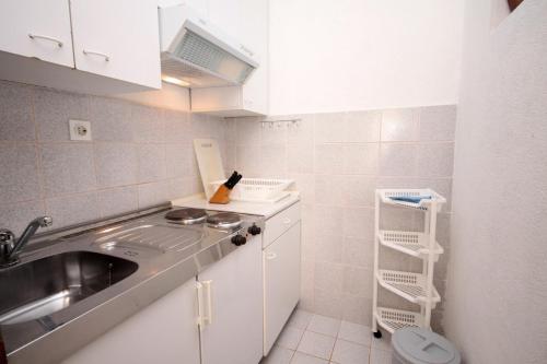 Kuchyň nebo kuchyňský kout v ubytování Apartments by the sea Necujam, Solta - 5162