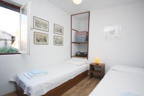 Krevet ili kreveti u jedinici u okviru objekta Apartments by the sea Maslinica, Solta - 5188