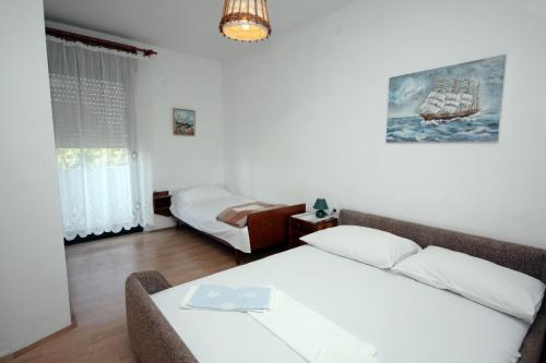Postel nebo postele na pokoji v ubytování Apartments by the sea Suha Punta, Rab - 5050
