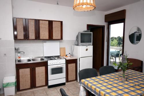 Kuchyň nebo kuchyňský kout v ubytování Apartments by the sea Suha Punta, Rab - 5050