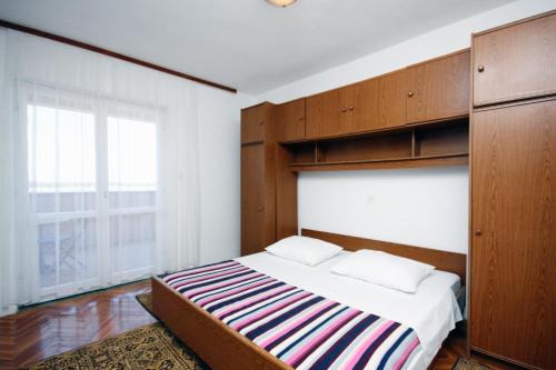 Apartments and rooms with parking space Barbat, Rab - 5070
