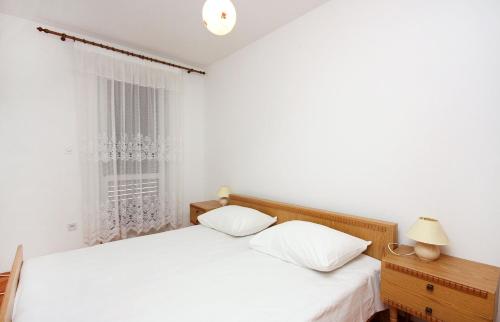 - une chambre blanche avec un lit et une fenêtre dans l'établissement Apartments by the sea Okuklje, Mljet - 4933, à Okuklje