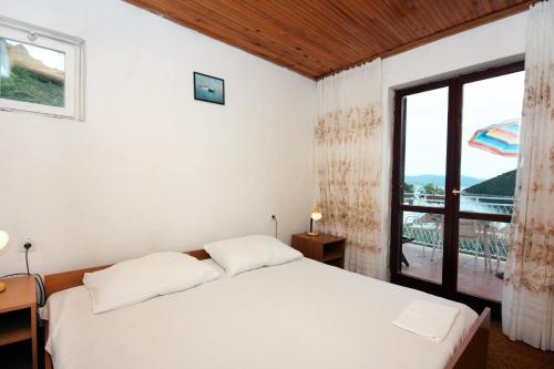 Postel nebo postele na pokoji v ubytování Apartments by the sea Prozurska Luka, Mljet - 4939