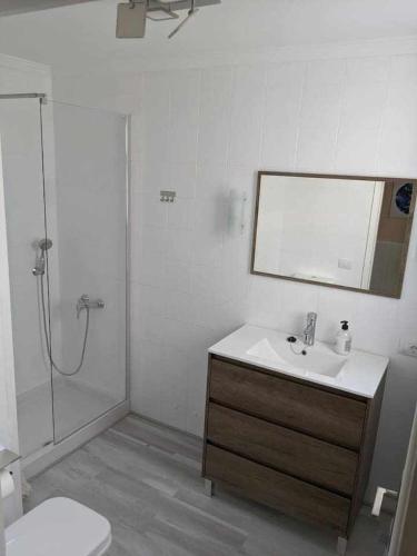 Bilik mandi di Primera linea con amplia terraza