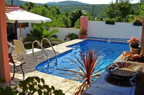 Family-friendly apartments with swimming pool Maslinica, Solta - 5180