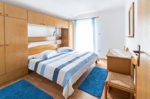 Postel nebo postele na pokoji v ubytování Apartments and rooms by the sea Palit, Rab - 5010