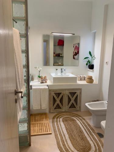 a bathroom with a sink and a mirror at Casa de Férias com piscina - Condominio Vilamouraténis in Vilamoura