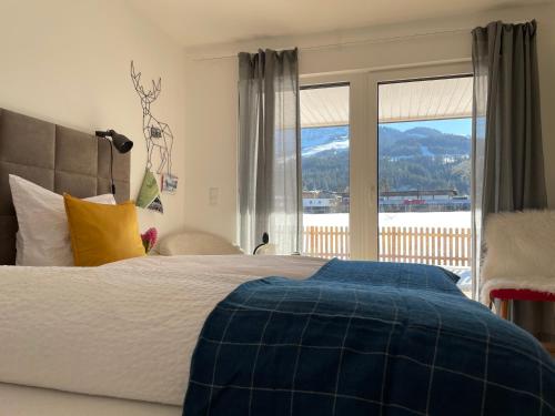 um quarto com uma cama e vista para uma montanha em Haus Waltl em Sankt Johann in Tirol