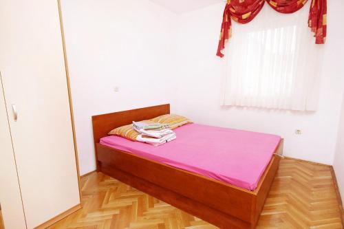 Кровать или кровати в номере Apartments by the sea Makarska - 6880