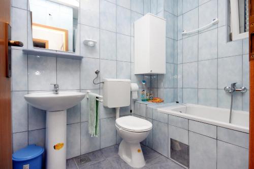 Ванная комната в Apartments by the sea Makarska - 6880