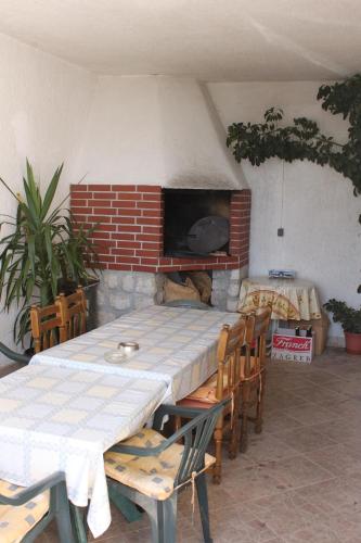 Μια τηλεόραση ή/και κέντρο ψυχαγωγίας στο Apartments by the sea Brist, Makarska - 6813