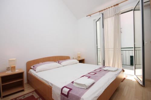 Ένα ή περισσότερα κρεβάτια σε δωμάτιο στο Apartments by the sea Zaostrog, Makarska - 6659