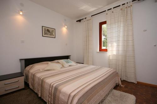 Postel nebo postele na pokoji v ubytování Apartments by the sea Mandre, Pag - 6474