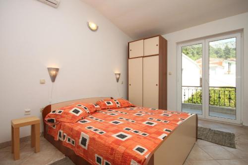 Posteľ alebo postele v izbe v ubytovaní Apartments by the sea Podgora, Makarska - 6725