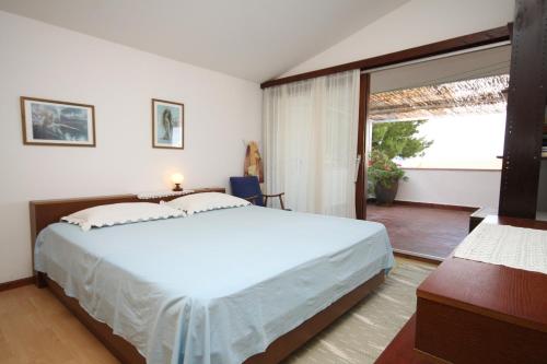 Posteľ alebo postele v izbe v ubytovaní Apartments with a parking space Makarska - 6691