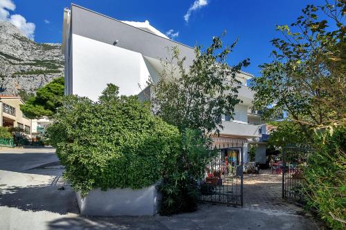 Apartments with parking spaces Makarska - 6909