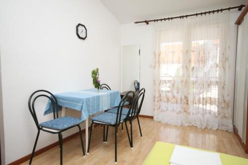 Fotografia z galérie ubytovania Apartments with a parking space Makarska - 6691 v destinácii Makarska