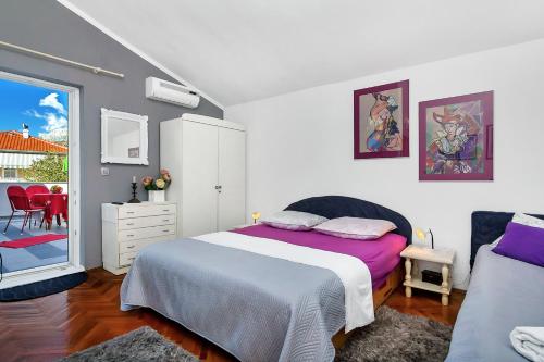 Postel nebo postele na pokoji v ubytování Apartments with parking spaces Makarska - 6909