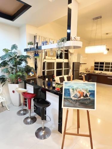 una pintura en un caballete en una cocina en 伊甸園民宿 溜滑梯房&寵物友善房, en Dongshan