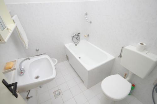Kúpeľňa v ubytovaní Apartments by the sea Podgora, Makarska - 6801