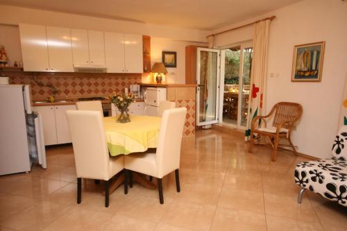 - une cuisine et une salle à manger avec une table et des chaises dans l'établissement Apartments with a parking space Makarska - 6636, à Makarska