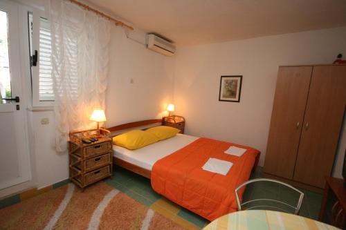 - une chambre avec un lit, une table et deux lampes dans l'établissement Apartments with a parking space Makarska - 6636, à Makarska