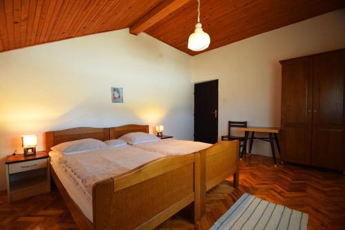 En eller flere senge i et værelse på Apartments by the sea Starigrad, Paklenica - 6624