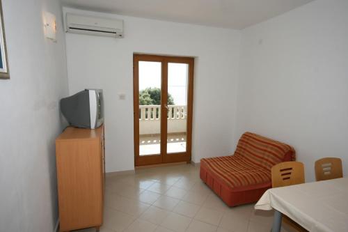 Μια τηλεόραση ή/και κέντρο ψυχαγωγίας στο Apartments by the sea Mandre, Pag - 6518