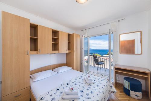 um quarto com uma cama e vista para o oceano em Apartments by the sea Podgora, Makarska - 6789 em Podgora