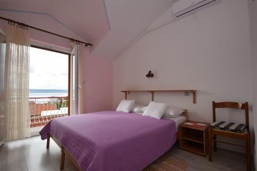 Posteľ alebo postele v izbe v ubytovaní Apartments and rooms with parking space Starigrad, Paklenica - 6594
