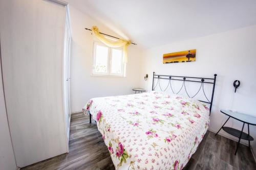 Katil atau katil-katil dalam bilik di Apartments by the sea Mandre, Pag - 6516