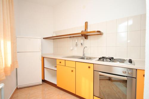Kuchyňa alebo kuchynka v ubytovaní Apartments by the sea Podgora, Makarska - 6664