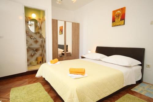 um quarto com uma cama com duas toalhas em Apartments by the sea Podgora, Makarska - 6780 em Podgora