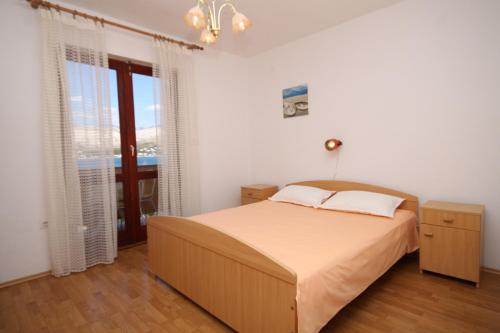 Posteľ alebo postele v izbe v ubytovaní Apartments by the sea Pag - 6526
