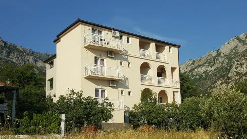 Apartments with parking space Gradac, Makarska - 6724