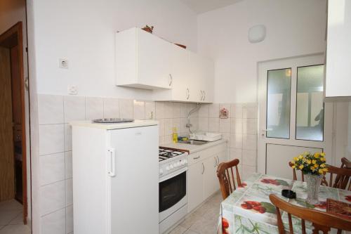 Kuchyň nebo kuchyňský kout v ubytování Apartments with a parking space Baska Voda, Makarska - 6854