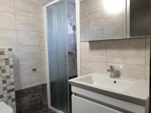 Koupelna v ubytování Apartments by the sea Stara Novalja, Pag - 6470