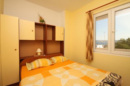 Postel nebo postele na pokoji v ubytování Apartments by the sea Starigrad, Paklenica - 6587