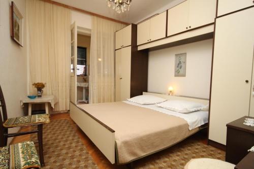 Posteľ alebo postele v izbe v ubytovaní Apartments by the sea Podgora, Makarska - 6670
