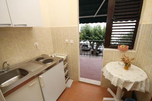 Kuchyňa alebo kuchynka v ubytovaní Apartments by the sea Podgora, Makarska - 6670