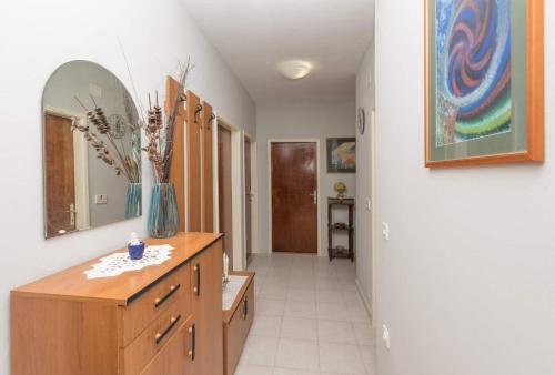 ein Badezimmer mit einer Holzkommode und einem Spiegel in der Unterkunft Apartments with a parking space Tucepi, Makarska - 6856 in Tučepi