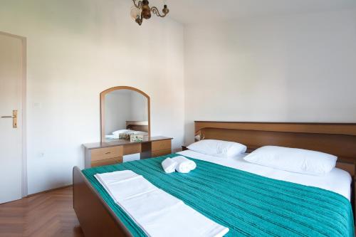 Кровать или кровати в номере Apartments by the sea Turanj, Biograd - 6445