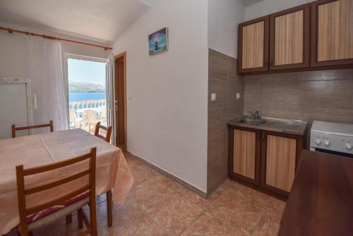 Kuchyň nebo kuchyňský kout v ubytování Apartments by the sea Metajna, Pag - 6522