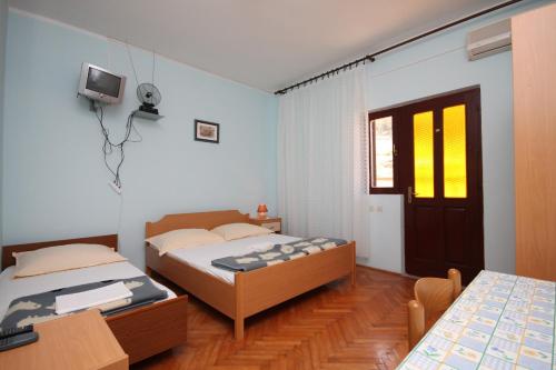 Postel nebo postele na pokoji v ubytování Apartments by the sea Metajna, Pag - 6497