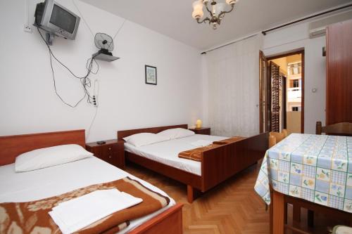 Postel nebo postele na pokoji v ubytování Apartments by the sea Metajna, Pag - 6497