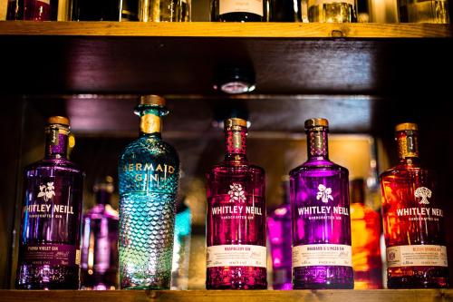 un grupo de botellas de alcohol en un estante en The George Hotel, Dereham en East Dereham