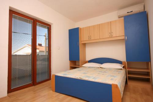 Кровать или кровати в номере Apartments and rooms with parking space Starigrad, Paklenica - 6606