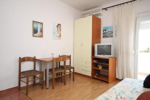 Apartments with parking space Makarska - 6693